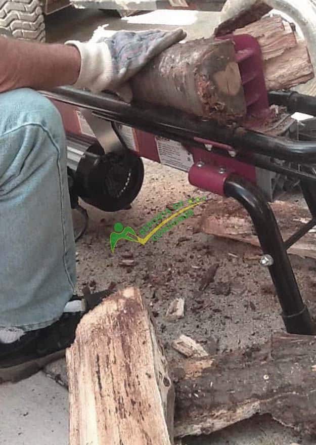 Splitting Logs Using Boss Industrial Es7T20 Electric Log Splitter During Review
