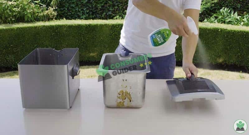 cleaning the parts of deep fryer with dishwashing liquid